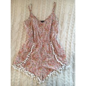 ✨3 for $35✨ Floral Pompom Romper //